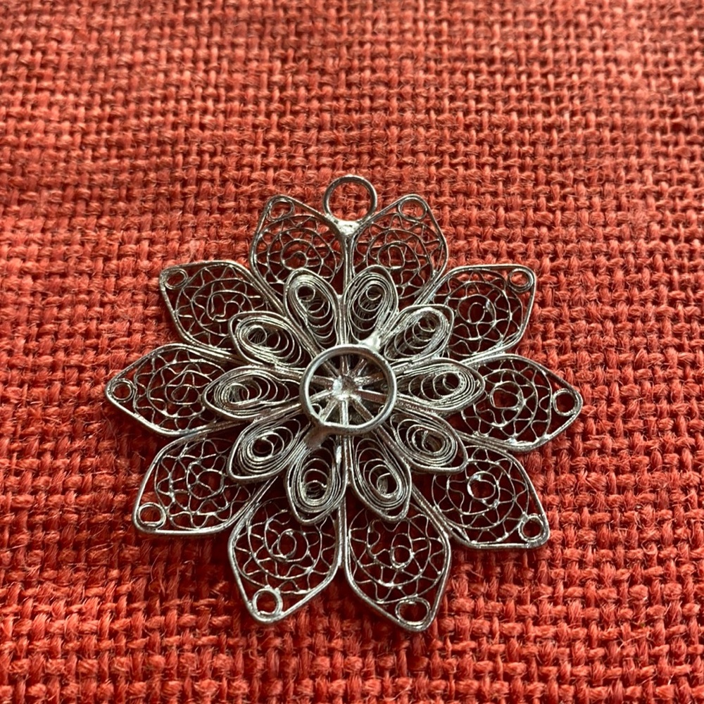 Silver Flower pendant 🌺